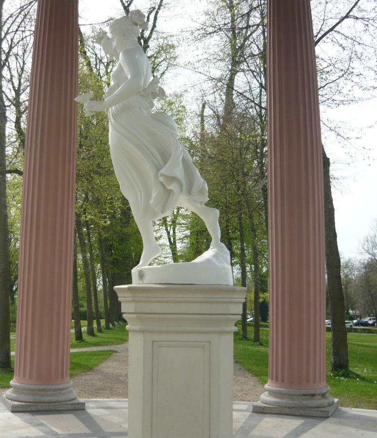 Skulptur im Rondell Schlossgarten Neustrelitz