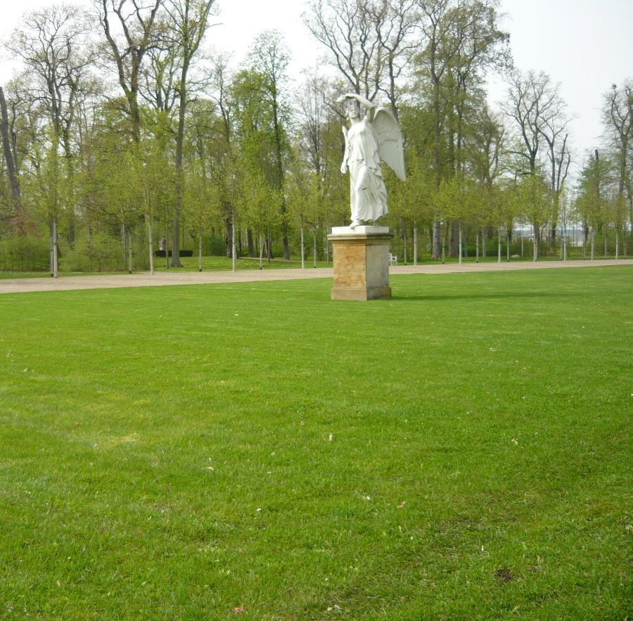 Engelsskulptur im Schlosspark Neustrelitz